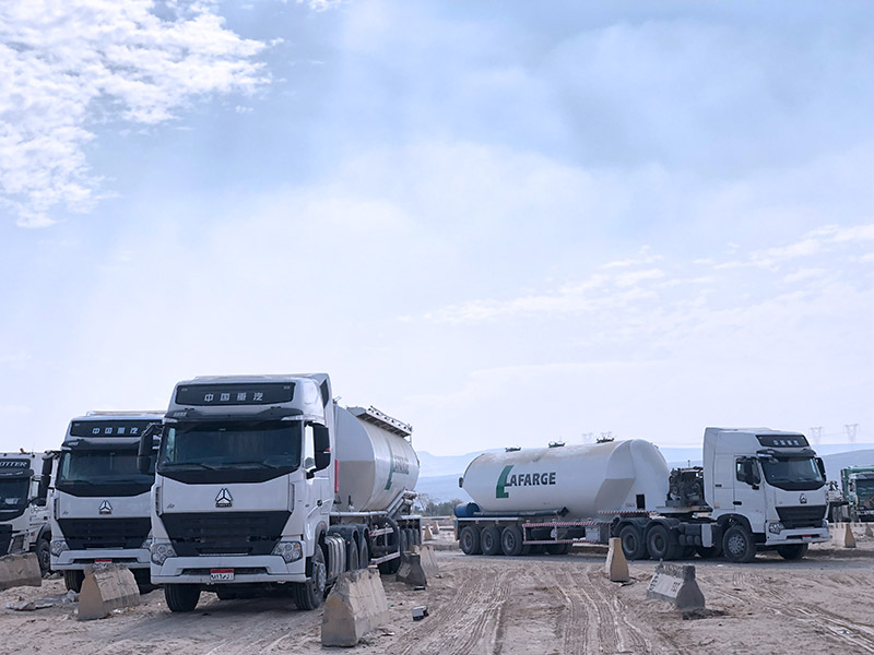 99台中国重汽A7 6X4牵引车高效运输散装水泥，助力埃及如火如荼的基建行业